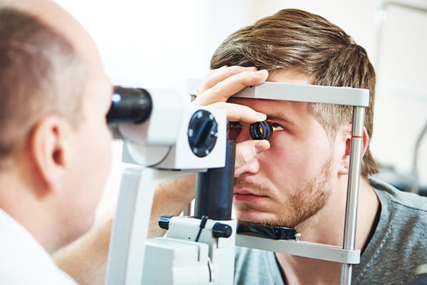 hypermetropie correction vision de loin chirurgien ophtalmologue paris chirurgie refractive oeil laser yeux docteur jean marc ancel ophtalmologue neuilly sur seine paris
